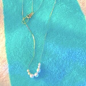 SALE🎁fashionable gold necklace w/ pearlized beads